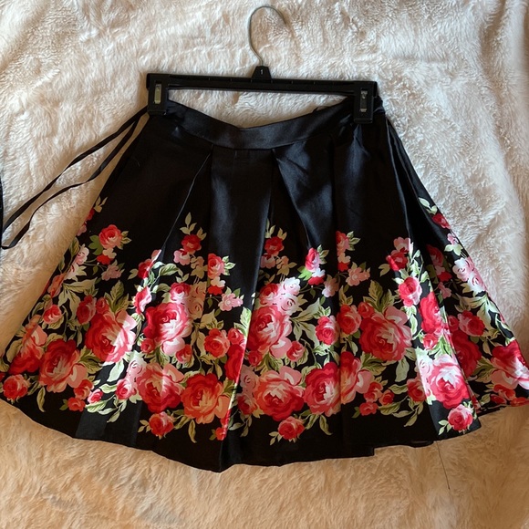 Gorgeous Floral 2-Piece Homecoming Top and Skirt, Size XS-S *ONLY WORN ONCE* - Picture 3 of 9